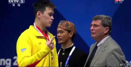 孙杨夺冠！他之后的表现被网友大赞！金易贴金学习爱国精神